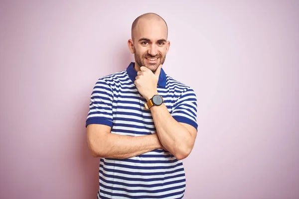 Homem Careca Jovem Com Barba Vestindo Casual Listrado Azul Shirt — Fotografia de Stock