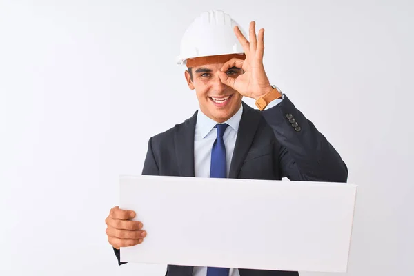 Jovem Bonito Arquiteto Homem Vestindo Capacete Segurando Banner Sobre Isolado — Fotografia de Stock