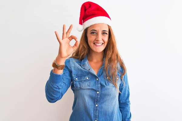 Giovane Bella Rossa Donna Indossa Cappello Natale Sfondo Isolato Sorridente — Foto Stock