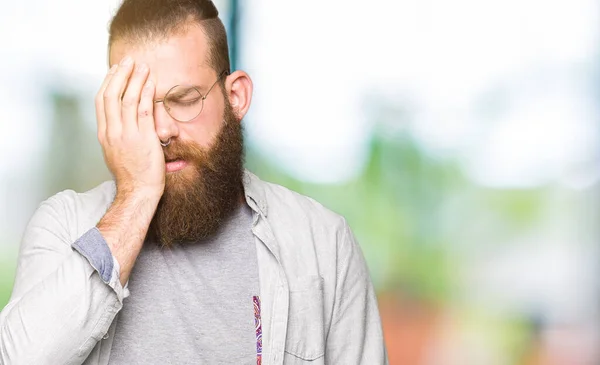 Fiatal Szőke Férfi Szemüveg Ásító Fáradt Amely Fél Arc Szemkörnyék — Stock Fotó