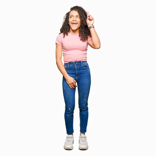 Joven Hermosa Mujer Con Pelo Rizado Con Camiseta Rosa Apuntando —  Fotos de Stock