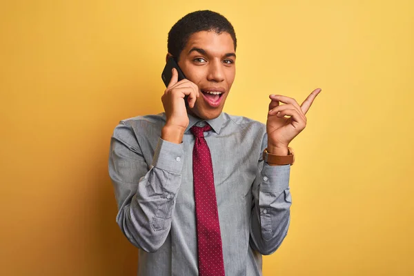 Jovem Bonito Árabe Empresário Falando Smartphone Sobre Isolado Fundo Amarelo — Fotografia de Stock