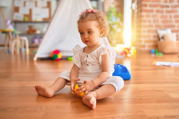 Renkli Oyun Odasında Beyaz Güzel Bir Bebek Oyuncaklarla Oynuyor Anaokulunda — Stok fotoğraf