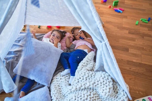 Sevimli Bebekler Tip Içinde Anaokulunda Sırıtarak Battaniyenin Üzerine Uzanırlar — Stok fotoğraf