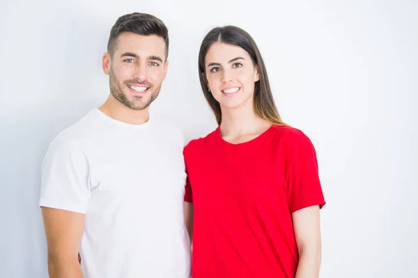 Jovem belo casal apaixonado abraçando branco isolado backg — Fotografia de Stock