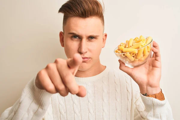 Joven Hombre Guapo Sosteniendo Tazón Con Pasta Seca Pie Sobre — Foto de Stock