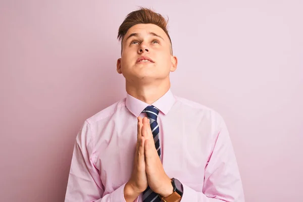 셔츠와 넥타이를 고립된 분홍색 구걸하고 희망표정과 기도하는 잘생긴 사업가는 감정적이고 — 스톡 사진