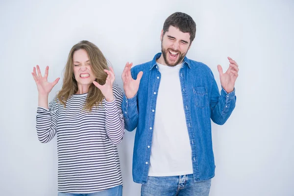 Jovem Belo Casal Juntos Sobre Fundo Isolado Branco Celebrando Louco — Fotografia de Stock