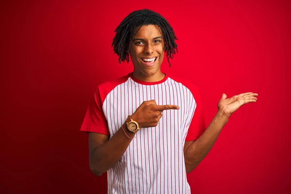 Afro Hombre Con Rastas Con Camiseta Rayas Pie Sobre Fondo —  Fotos de Stock