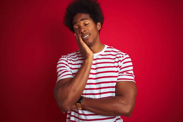 Junger Afrikanisch Amerikanischer Mann Mit Afro Haaren Trägt Gestreiftes Shirt — Stockfoto