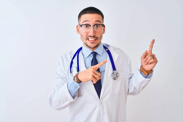 Młody Lekarz Noszący Stetoskop Odosobnionym Tle Wskazując Zmartwionych Zdenerwowanych Obiema — Zdjęcie stockowe