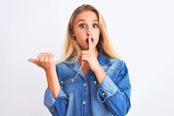 Jonge Mooie Vrouw Draagt Casual Denim Shirt Staan Geïsoleerde Witte — Stockfoto