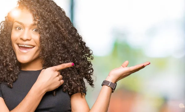 Jeune Belle Femme Aux Cheveux Bouclés Étonné Souriant Caméra Tout — Photo