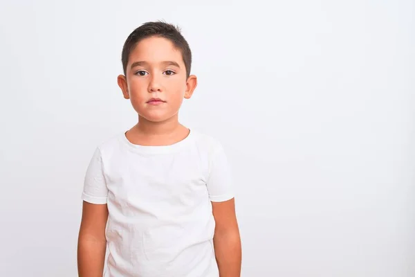 Menino Bonito Vestindo Camiseta Casual Sobre Fundo Branco Isolado Relaxado — Fotografia de Stock