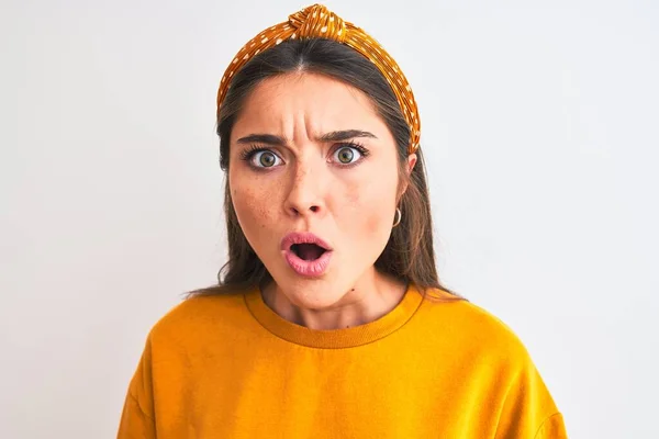 Jovem Mulher Bonita Vestindo Suéter Amarelo Diadema Sobre Fundo Branco — Fotografia de Stock