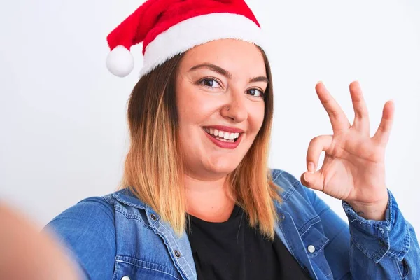 Krásná Žena Sobě Vánoční Santa Klobouk Aby Selfie Přes Izolované — Stock fotografie