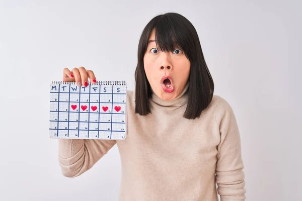 Молодая Красивая Китаянка Менструационным Календарем Изолированном Белом Фоне Напуганная Удивления — стоковое фото