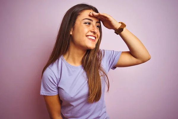 Jonge Mooie Vrouw Draagt Casual Shirt Staan Geïsoleerde Roze Achtergrond — Stockfoto