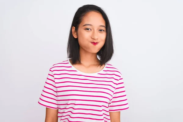 Junge Chinesin Mit Gestreiftem Shirt Die Vor Isoliertem Weißen Hintergrund — Stockfoto