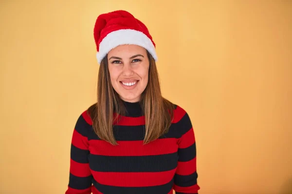 Jonge Mooie Vrouw Glimlachen Gelukkig Dragen Gestreepte Trui Een Kerstman — Stockfoto