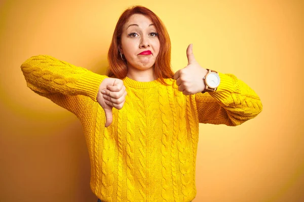 Mujer Pelirroja Hermosa Con Suéter Invierno Pie Sobre Fondo Amarillo —  Fotos de Stock