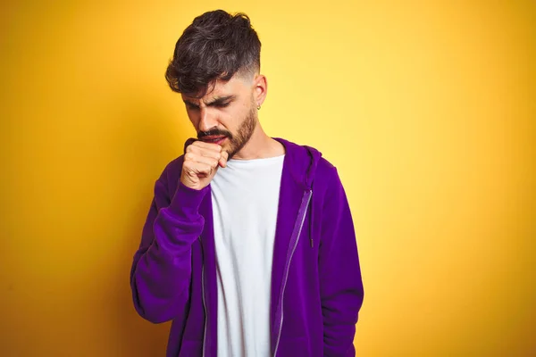 Hombre Joven Con Tatuaje Que Usa Sudadera Deportiva Púrpura Sobre — Foto de Stock