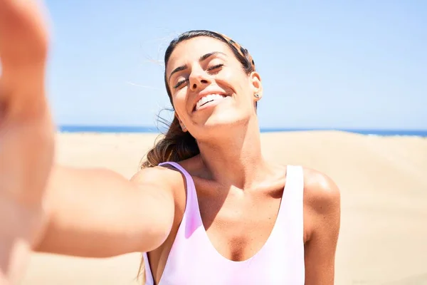 Joven Hermosa Chica Vacaciones Con Traje Baño Sonriendo Feliz Seguro —  Fotos de Stock