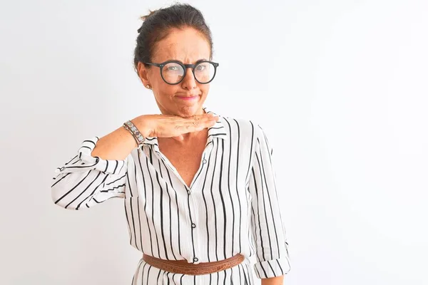 Empresaria Mediana Edad Con Vestido Rayas Gafas Sobre Fondo Blanco — Foto de Stock