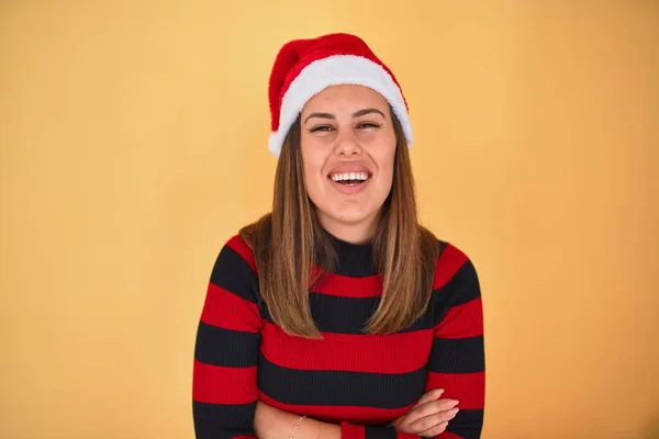 Joven Hermosa Mujer Oliendo Feliz Usando Suéter Rayas Sombrero Santa — Foto de Stock