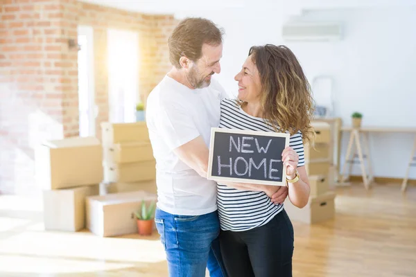 Casal Sênior Meia Idade Mudando Para Uma Nova Casa Sorrindo — Fotografia de Stock