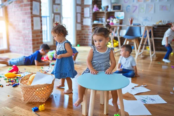 Adorable Grupo Niños Pequeños Jugando Alrededor Montón Juguetes Jardín Infantes — Foto de Stock