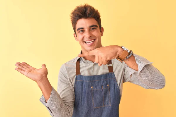 Young Handsome Employee Man Wearing Apron Standing Isolated Yellow Background — Stock Photo, Image