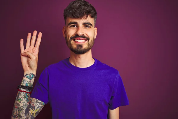 Jovem Com Tatuagem Vestindo Camiseta Sobre Fundo Roxo Isolado Mostrando — Fotografia de Stock