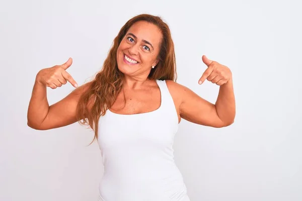 Mujer Madura Mediana Edad Pie Sobre Fondo Blanco Aislado Mirando — Foto de Stock