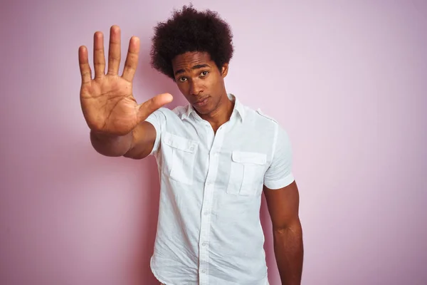 Joven Americano Pelo Afro Con Camisa Blanca Pie Sobre Fondo —  Fotos de Stock