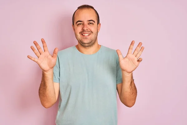 Ung Man Bär Blå Casual Shirt Stående Över Isolerade Rosa — Stockfoto