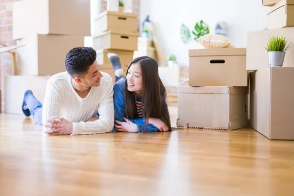 Junges Asiatisches Paar Liegt Auf Dem Boden Des Neuen Hauses — Stockfoto