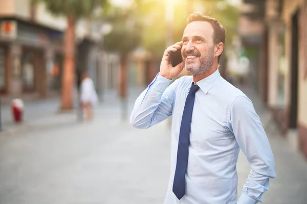 Medioevo Bell Uomo Affari Che Parla Sullo Smartphone Sorridendo — Foto Stock