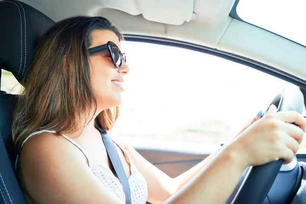 Jovem Motorista Mulher Carro Condução — Fotografia de Stock