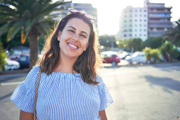 Joven Hermosa Mujer Sonriendo Feliz Caminando Por Las Calles Ciudad —  Fotos de Stock