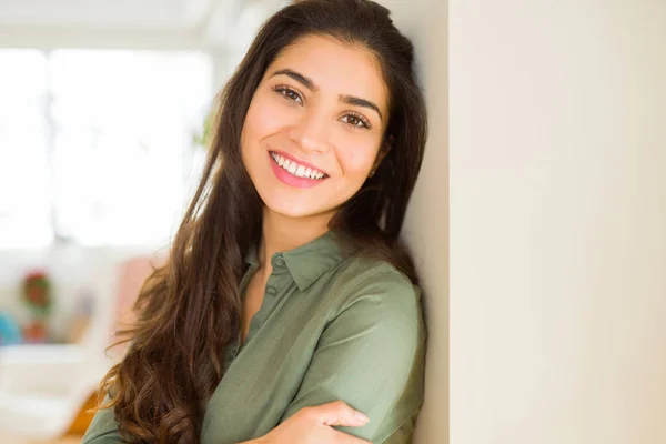 Mooie Brunette Vrouw Glimlachend Vrolijk Zoek Naar Gelukkig Positief Met — Stockfoto