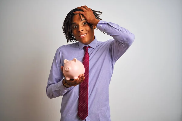 Empresário Afro Americano Com Dreadlocks Segurando Piggybank Sobre Fundo Branco — Fotografia de Stock