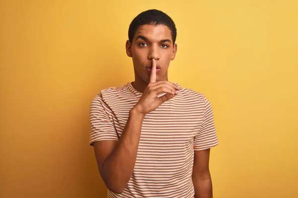 Homem Árabe Bonito Jovem Vestindo Shirt Listrada Sobre Fundo Amarelo — Fotografia de Stock