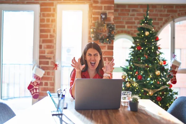 Schöne Frau Sitzt Tisch Und Arbeitet Mit Laptop Hause Den — Stockfoto