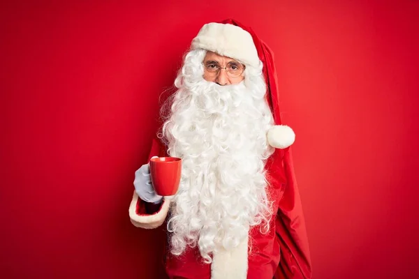 Starší Muž Kostýmu Santa Claus Drží Šálek Kávy Izolovaném Červeném — Stock fotografie