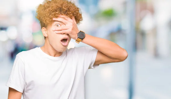 Jovem Homem Bonito Com Cabelo Afro Vestindo Casual Shirt Branca — Fotografia de Stock