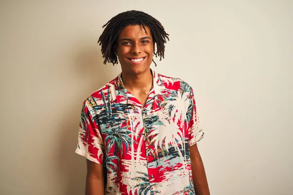 Afro Homem Com Dreadlocks Férias Vestindo Camisa Verão Sobre Fundo — Fotografia de Stock