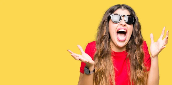 Jovem Mulher Bonita Vestindo Camiseta Vermelha Óculos Sol Comemorando Louco — Fotografia de Stock