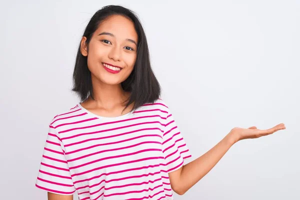 Jonge Chinese Vrouw Draagt Gestreepte Shirt Staan Geïsoleerde Witte Achtergrond — Stockfoto