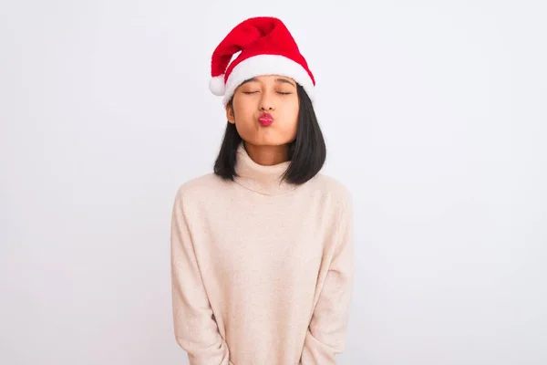 Jovem Mulher Chinesa Bonita Vestindo Chapéu Natal Santa Sobre Fundo — Fotografia de Stock